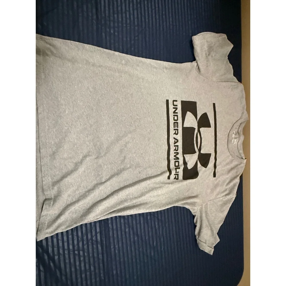 Under Armour Boys 3 Piece Lot HeatGear Graphic Tees and Jogger Pants Size Medium
